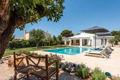 Image de Villa Bini Mapa avec piscine, terrasse, jardin et Wi-Fi.
