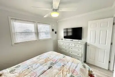 Image de Perfect Location 2 Br w/ bay views! \n1 block to beach! \nWinter rentals 40% off!