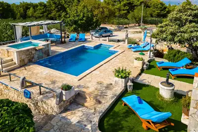 Image de Holiday home for 7 guests, with a pool, golf, countryside by the sea