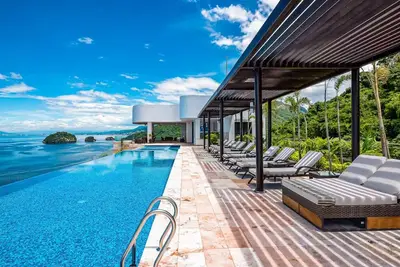 Image de Luxe 2nd-floor condo with endless ocean views, pool, spa & balcony