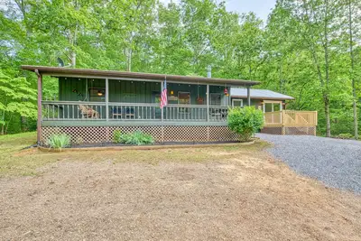 Image de Secluded cabin with new primary bedroom, porch with swing, deck, & mountain view