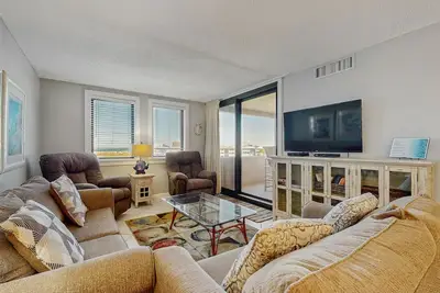 Image de Water-view condo with heated pool, hot tub, sports courts & on-site beach access