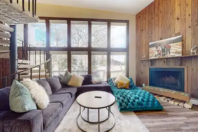 Image de Mountain-view condo with washer/dryer, fireplace, patio & golf nearby