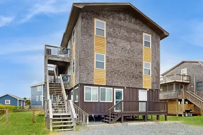 Image de Enchanting dog-friendly duplex with balcony, central Ac, & kitchenette