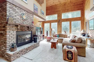 Image de Spacious Mount Snow condo near slopes with private hot tub, sauna & fireplace