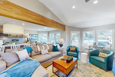 Image de Four-story home with amazing mountain/golf view, fireplace & Ping-Pong