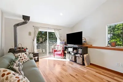 Image de Custom home with balcony, radiant floor heating & washer/dryer