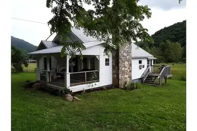 Image de Country Mountain Getaway! Relax, Unplug, Unwind! 110+ yr. old Renovated Farmhouse
