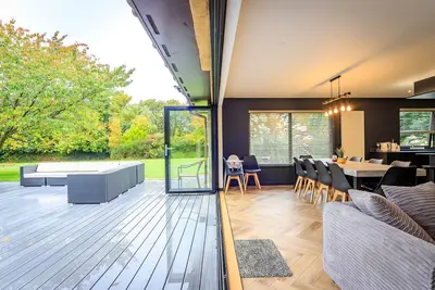 Image de Opulent, relaxing home with hot tub