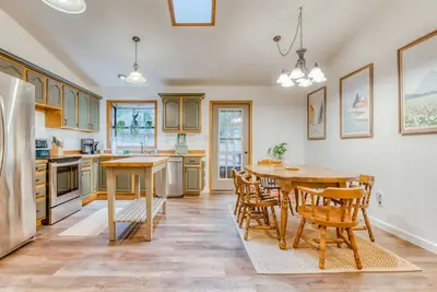 Image de Dog-friendly mountain home with private hot tub, fenced yard, deck & W/D