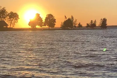 Image de Newly renovated lake house with stunning views!