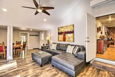 Image de Deck & Grill: Pet-Friendly Lakeside Cabin