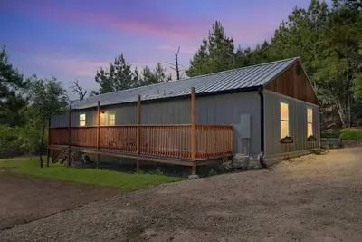 Image de Sleek Cabin in Pine Woods, Close to Austin