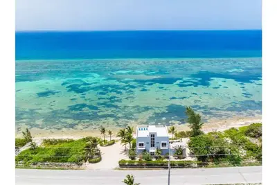 Image de Ocean's Edge: Beachfront Home with Rooftop Views