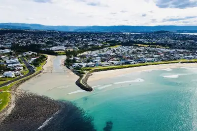 Image de Newly added Coastal charm 80m walk to pristine warilla beach.