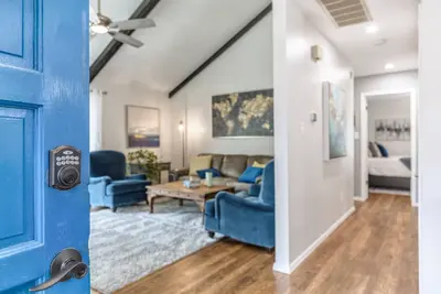 Image de Blue Door House-Quiet Comfort Near city center (single level) 2 bed 2 bath