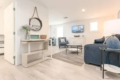 Image de Luxury Corner Condo at Harbourtown on Historic Plymouth Harbour by the Mayflower