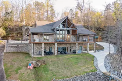 Image de \"Lakeview\": No Steps, Hot Tub, Boat/Swim Dock, Elevator