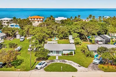 Image de Inviting home near the water with gazebo, fire table, heated pool & spa