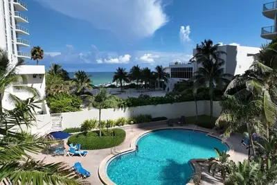 Image de Appartement en face de la mer à Hollywood Beach avec entrée directe à la piscine