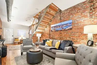 Image de ★ HostWise Stays ★ Off-Street Parking, <1 block from Butler, Patio, Great Space!