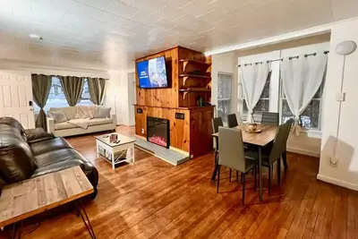 Image de Renovated Adirondack Getaway Downtown Saranac Lake - Sleeps 7