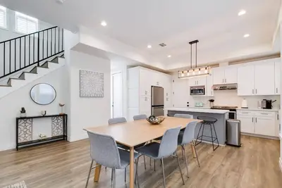 Image de Pasadena Home- Walking Dist. to Rose Bowl Parade