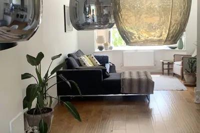 Image de Cosy Modern House 15 min from Warner Bros. Studio