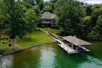 Image de A Pet Friendly Luxury Lakefront Escape