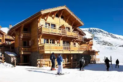 Image de Skis aux Pieds! Chalet + Sauna & Jacuzzi Privés