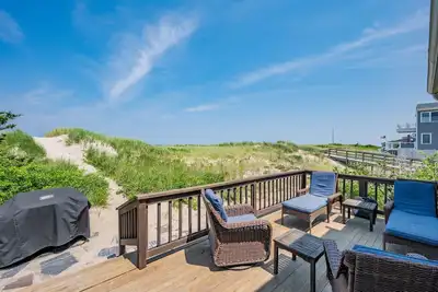 Image de Sagamore Oceanfront Cottage—Decks & Sunsets