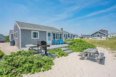 Image de Oceanfront Beach Cottage on East Sandwich Beach