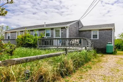 Image de Renovated 2 bedroom right side of a duplex home with beach across the street