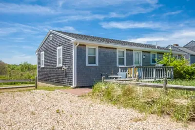 Image de Renovated 2 bedroom left side of a duplex home with beach across the street