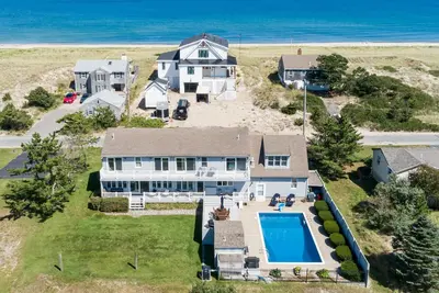 Image de Sagamore Beach just across the street from this gorgeous home with private heated pool