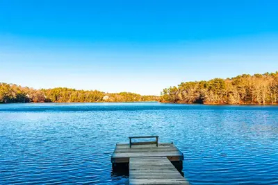 Pond Front Property, Private Beach Access, Sauna and Jacuzzi Tub