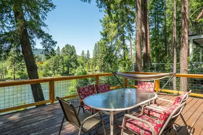 Newly renovated Riverfront property that sleeps 8 guests & dog friendly.