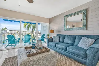 Image de Relaxing townhome in private marina. Pool, tennis & close to Coco Plum Beach.