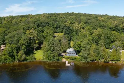 Image de Private lakefront Spa - fully renovated home - kid friendly