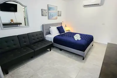 Image de Sun, Shops, and Sand: Perfect Island Retreat Just a Mile to the Beach