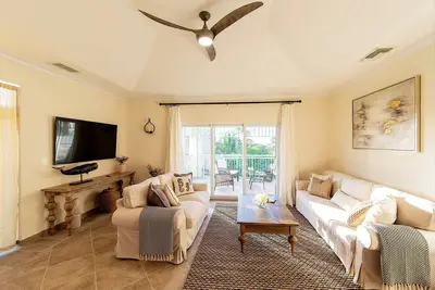 Image de Luxury 3-Bed Condo in Leeward! 5 minute walk to the beach