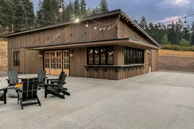Image de Modern cabin on 10 creek front acres with large gas fire pit.