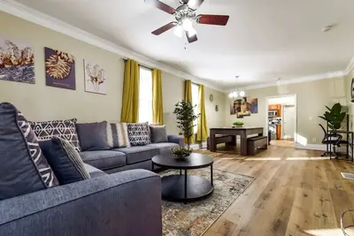 Image de Renovated Home with Front Porch, Back Deck, Pool Table, Desk, PetFriendly