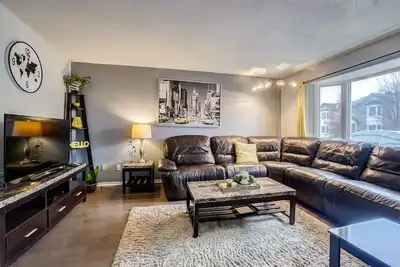 Image de Beautiful stylish home with 3 bed rooms, a den and 2 full bathrooms