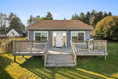 Image de Wonderful Coastal Retreat, Across From Park and Sunset Lake, 3/4 Mile to Golf and Sunset Beach