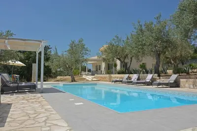 Image de villa with private pool and garden