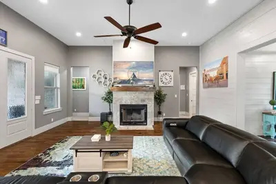 Image de 5br Spacious Luxury Retreat With Jacuzzi and Game Room Outside of Dallas