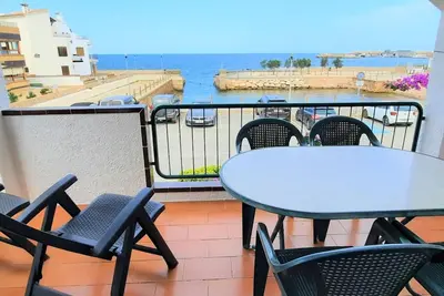Image de Appartement Familial en Bord de Mer à Llançà avec Superbe Terrasse et Proximité de Plage