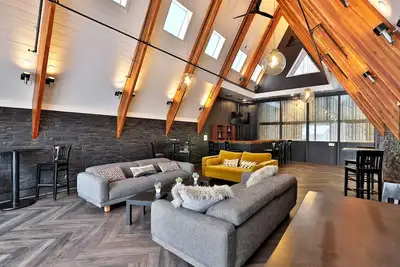 Image de Rent An Inn! Takeover the Birch Ridge Mountain Lodge: 11 Rooms, Bar, Fireplace. 28 ppl. Event space.