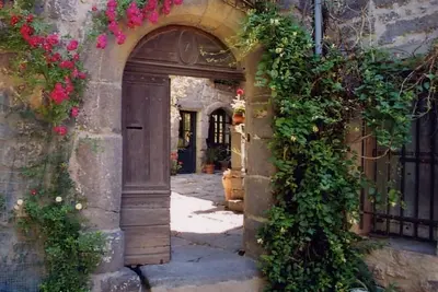 Image de 4 chambres, 2, 5 salles de bains, une cour, terrasse sur le toit vue panoramique